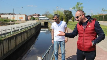 Bu dere simsiyah akıyor: Ekipler harekete geçti