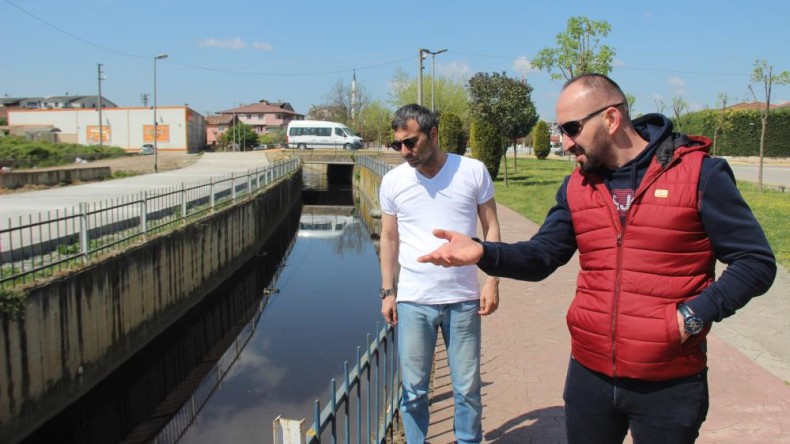 Bu dere simsiyah akıyor: Ekipler harekete geçti