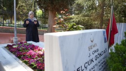 Şehitlikte duygu dolu anlar: Sözleri yürekleri dağladı