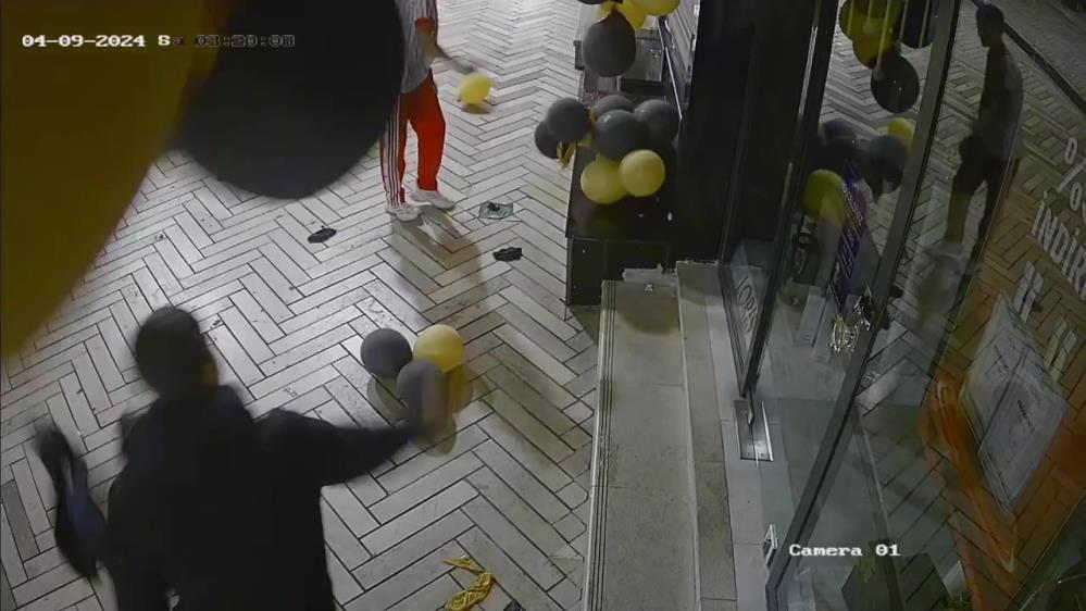 Parfüm dükkanına döner bıçağıyla saldırı: Balonları parçaladılar