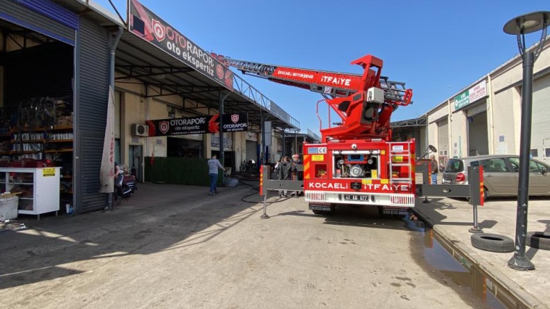 Gölcük Sanayi Sitesinde yangın: 4 işyeri etkilendi