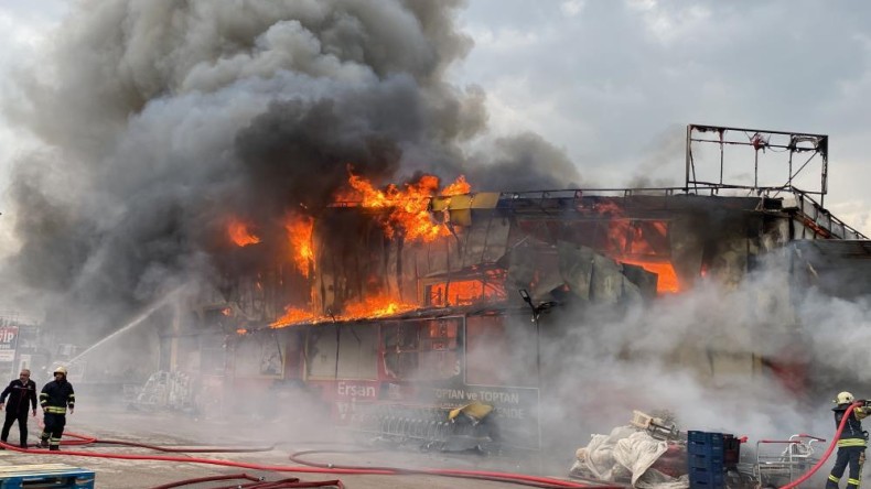 Market alev alev: Olay yerinden korkunç görüntüler