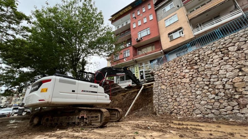 İstinat duvarı çöktü: 5 katlı bina boşaltıldı