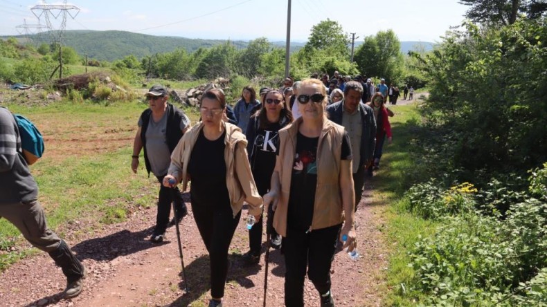 İzmit Belediyesinin 23 Nisan etkinlikleri doğa yürüyüşü ile başladı