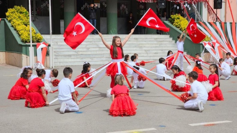 23 Nisan’da Gölcük renkli görüntülere sahne oldu