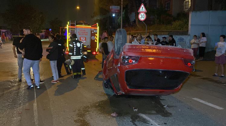 Takla atan otomobilden burunları bile kanamadan çıktılar