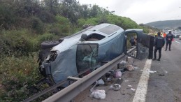 Lastiği patlayan otomobil bariyerlere çarptı: Yaralılar var