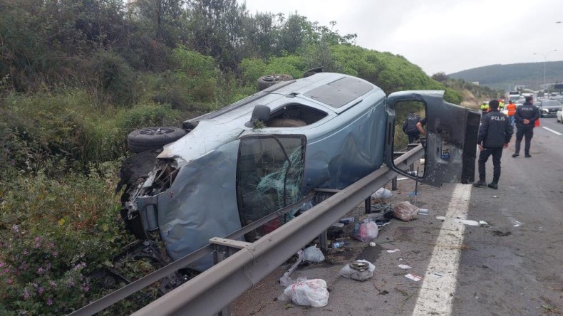 Lastiği patlayan otomobil bariyerlere çarptı: Yaralılar var