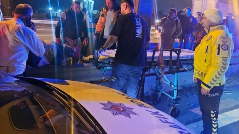 Şehirlerarası yolcu otobüsü bariyerlere çarptı: 2 yaralı