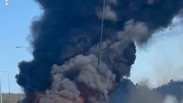 Korku dolu anlar: Patlayıcı malzeme taşıyan tır alev topuna döndü