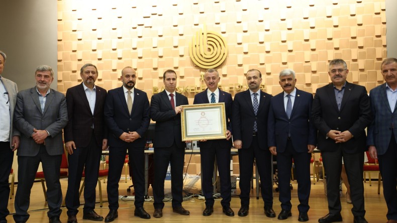 Başkan Büyükakın mazbatasını aldı: İşte ilk sözleri…