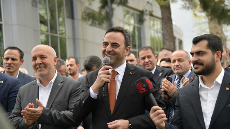 Özlü mazbatasını aldı, ikinci dönemine resmen başladı