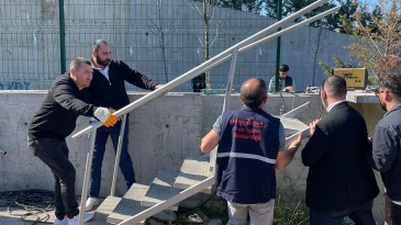 İzmit Belediyesi, Şehir Hastanesi’nin yıktığı merdiveni yeniden yapıyor