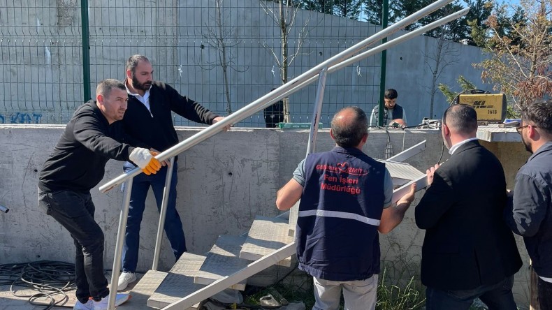 İzmit Belediyesi, Şehir Hastanesi’nin yıktığı merdiveni yeniden yapıyor