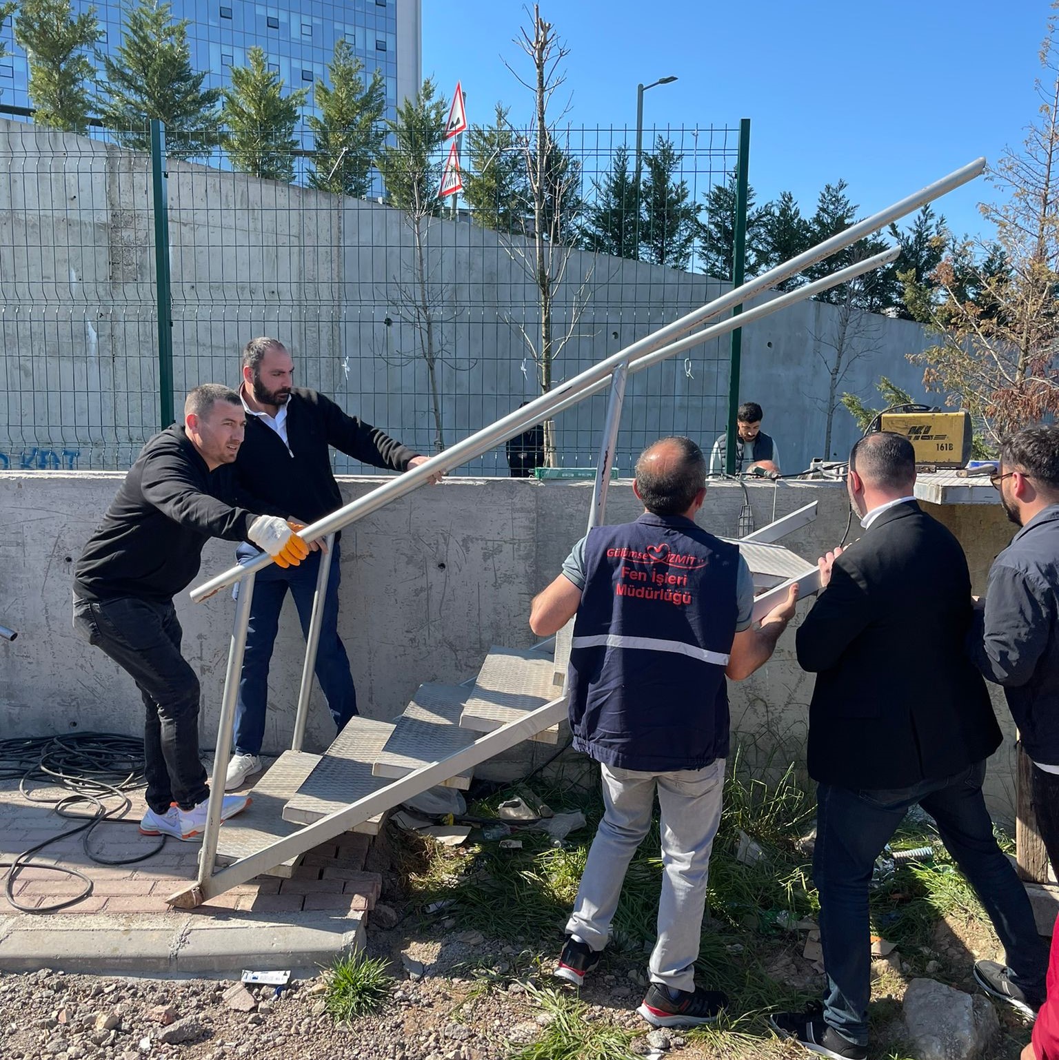 İzmit Belediyesi, Şehir Hastanesi’nin yıktığı merdiveni yeniden yapıyor