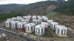 Bir yılda tamamlandı; Depremzedeler yeni evlerine taşındılar