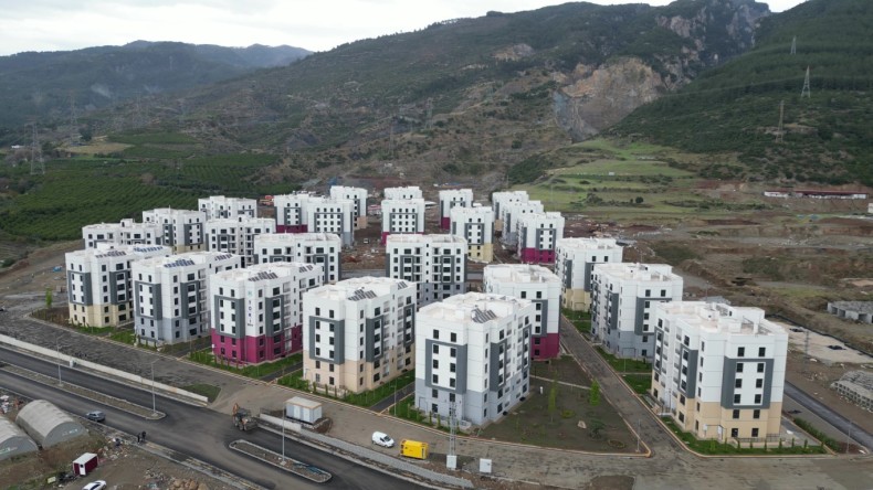 Bir yılda tamamlandı; Depremzedeler yeni evlerine taşındılar