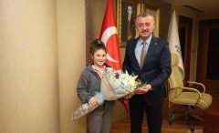 Başkanlık koltuğuna oturan Sahra’nın ilk talimatı “İşte bu!” dedirtti