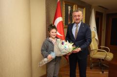 Başkanlık koltuğuna oturan Sahra’nın ilk talimatı “İşte bu!” dedirtti