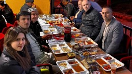 Kentin sevilen ismi CHP’li Küçükkaya, iftarda komşularıyla buluştu