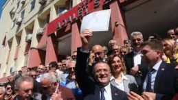 Derince’nin yeni Başkanı Sertif Gökçe mazbatasını aldı