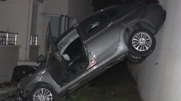 Otomobil binanın üçüncü katına vurdu; İlginç kazanın görüntüleri