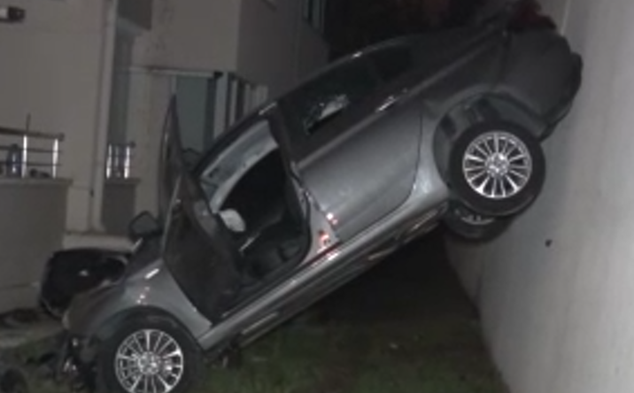 Otomobil binanın üçüncü katına vurdu; İlginç kazanın görüntüleri