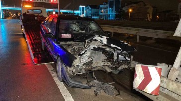 Otomobil bariyere çarptı: 1’i ağır 2 yaralı