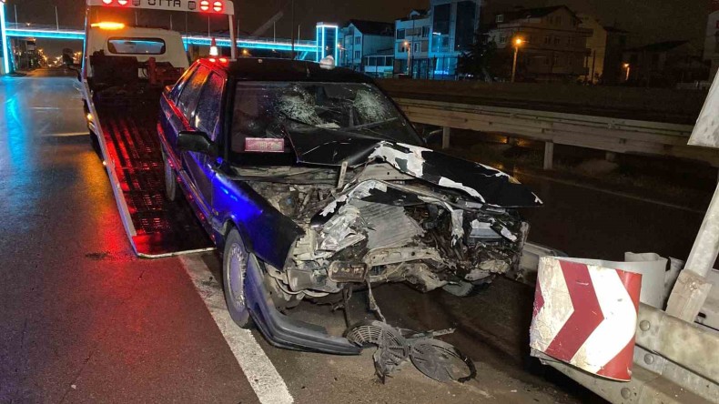 Otomobil bariyere çarptı: 1’i ağır 2 yaralı