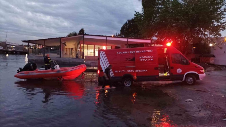 Balık tutmak için açıldılar, denizde mahsur kaldılar