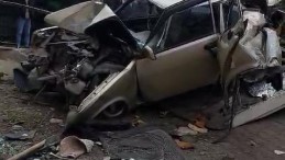 Park halindeki kamyon 2 otomobile çarparak durabildi: Ortalık savaş alanına döndü