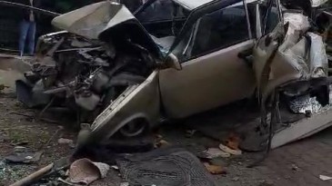 Park halindeki kamyon 2 otomobile çarparak durabildi: Ortalık savaş alanına döndü