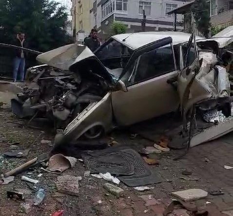 Park halindeki kamyon 2 otomobile çarparak durabildi: Ortalık savaş alanına döndü