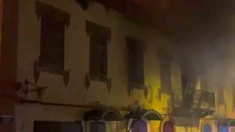 200 yıllık tarihi bina çıkan yangında kül oldu: İç acıtan görüntüler