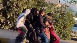 Canlarını hiçe sayıp motosiklete 5 kişi bindiler