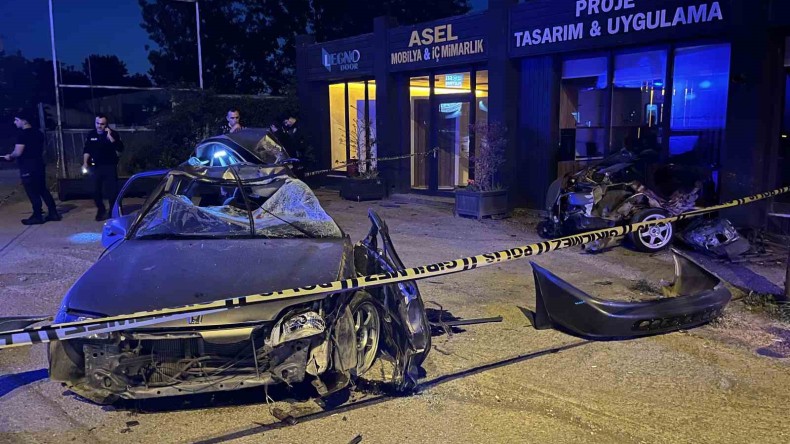 Elektrik direğine çarpan otomobil ikiye bölündü: 1 ölü, 1 yaralı
