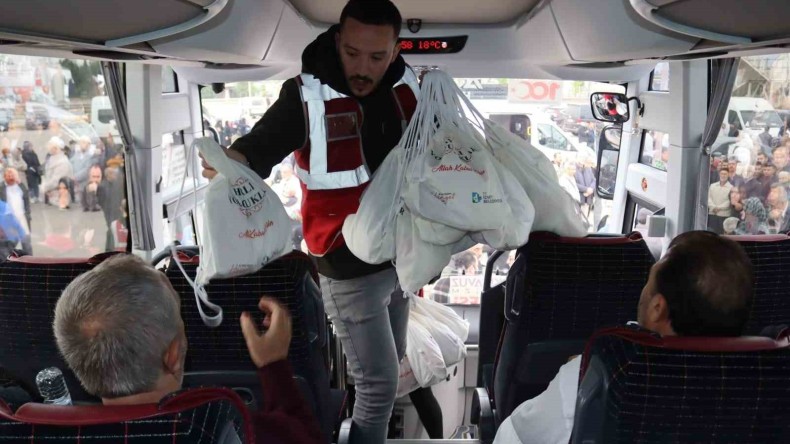 İzmit Belediyesi’nden Hacı adaylarına hediyeli uğurlama