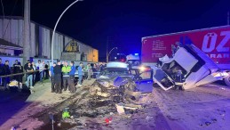 Kocaeli’de otomobil ile tır çarpıştı: 1’i ağır 6 yaralı