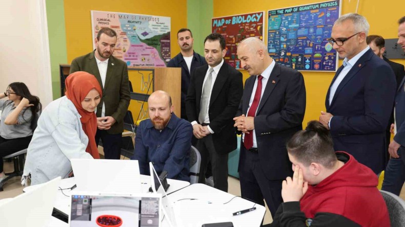 Bilal Erdoğan Gebze Gebze Güzide Gençlik Merkezi’ni ziyaret etti