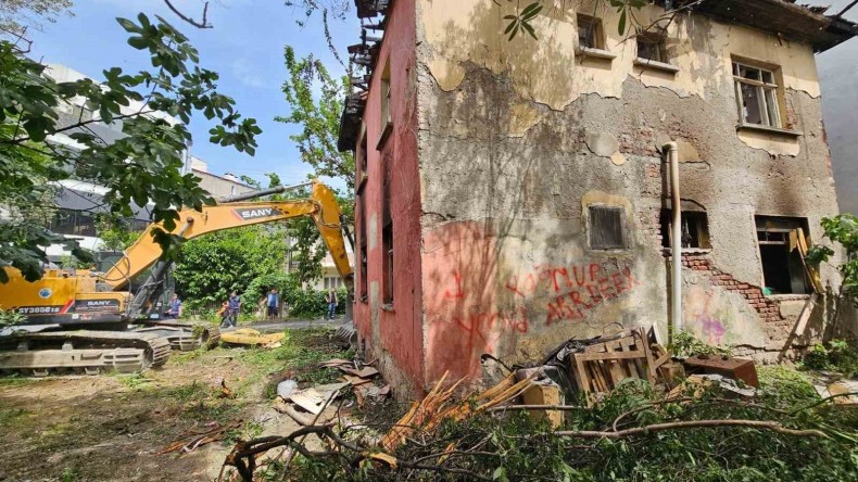 Gölcük’te yangında büyük hasar gören bina yıkıldı