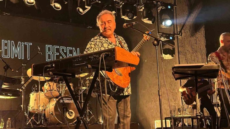 Kocaeli’de sahne alan Ümit Besen unutulmaz şarkılarını seslendirdi