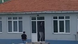 Pompalı tüfek dehşeti: Çocuklar uyurken evi kurşunladılar