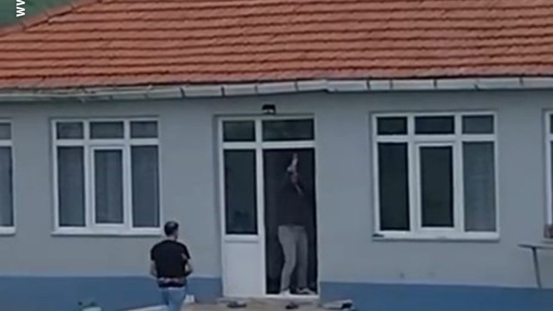 Pompalı tüfek dehşeti: Çocuklar uyurken evi kurşunladılar