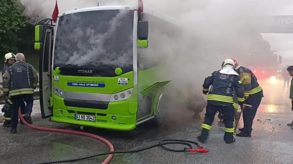 Özel halk otobüsünden yükselen dumanlar korkuttu