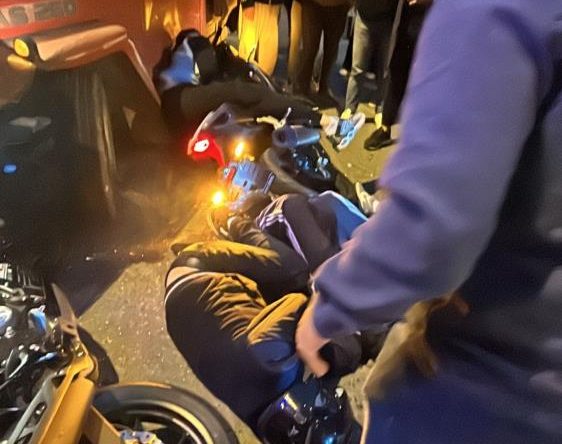 2 motosiklet ve kamyonet kazaya karıştı: 4 yaralı