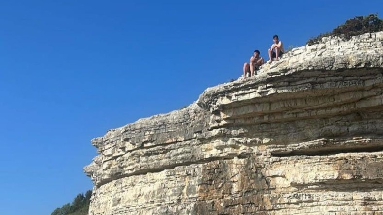 Denize atlayacaklardı: Uçurum kayalıklarda mahsur kaldılar