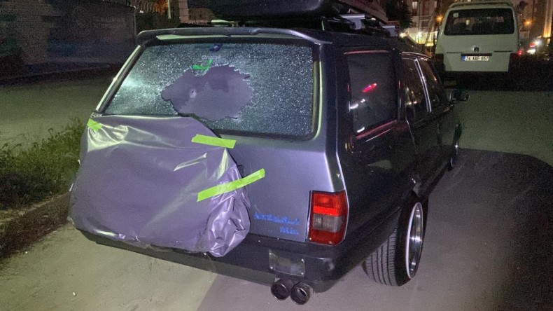 Seyir halindeki araca mermi isabet etti