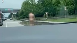 Kocaeli’de şok görüntü: Karayolunda çırılçıplak dolaştı