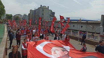 CHP yürüyüşte, gençlerin peşinde