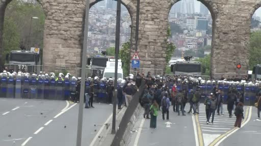 Saraçhane’den Taksim’e yürümeye çalışan gruplara polis müdahalesi
